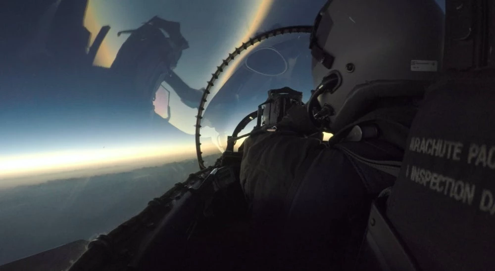 «Αναχαιτίζοντας» μια ηλιακή έκλειψη με τη βοήθεια τριών F-15E! (βίντεο)